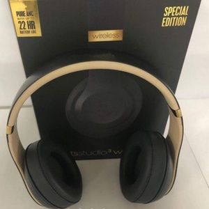 Beats By Dre ! Studio3 Wireless... Brand New, In T